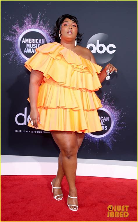 Lizzo Carries The Tiniest Purse Ever On The American Music Awards 2019