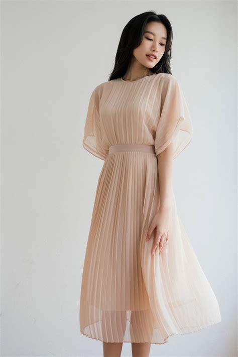 Nhập tiệc cuối năm với nét sang chảnh kiêu kỳ của váy màu nude