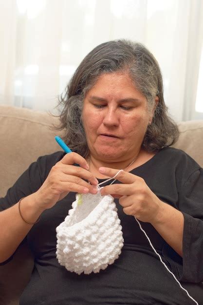 Premium Photo Close Up Of Mature Latina Woman Knitting From Her Home In Her Comfort Zone