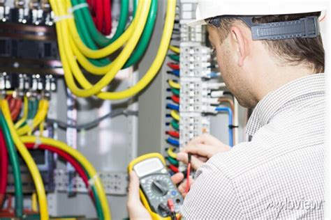 Ingenieur Macht Messungen Mit Multimeter Im Schaltschrank Elektriker