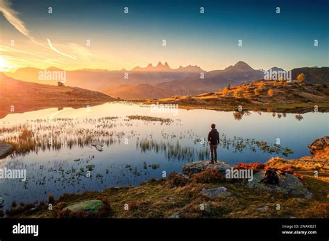 El Paisaje De Los Alpes Franceses De La Salida Del Sol Brilla Sobre Lac