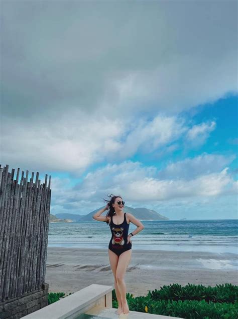 Diện bikini sau sinh Bảo Thanh tự nhận mình màu mỡ không quên khen ngợi body của chồng