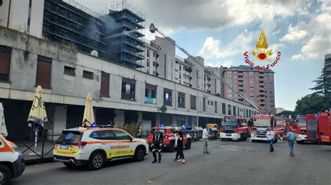 Roma Incendio A Colli Aniene Fiamme In Un Palazzo Venti Persone Evacuate