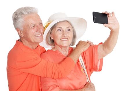 Retrato De Una Feliz Pareja Senior Tomando Selfie Foto En Fondo Blanco