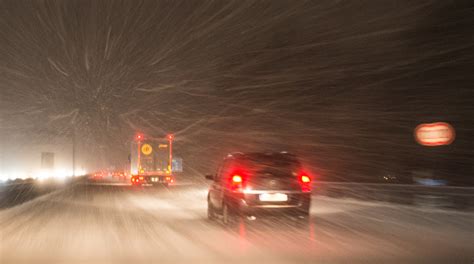 Mit Sommerreifen unterwegs Auto überschlägt sich auf der