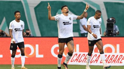 Botafogo derruba o Palmeiras no Allianz e dispara na liderança do