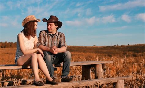 El hombre y una niña caminan en otoño Foto Premium