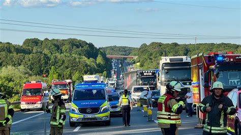 Mit Video Lkw Unfall Auf A Sorgt F R Stundenlange Sperrung