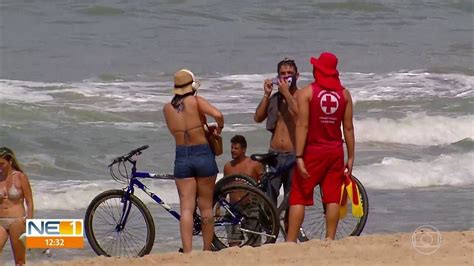 Vídeo Bombeiros orientam pessoas sobre restrições no uso de praias no