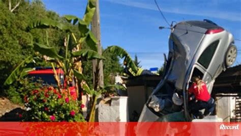 Carro despista se capota e fica preso em galinheiro em Loures Vídeos