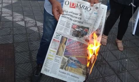 Jornalista em greve fazem enterro simbólico do dono do jornal FENAJ