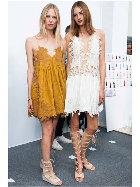 Boutique CHLOE Sandales compensées FOSTER en daim beige nude à lacets Prix boutique Taille