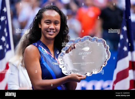 Emma raducanu trophy hi-res stock photography and images - Alamy