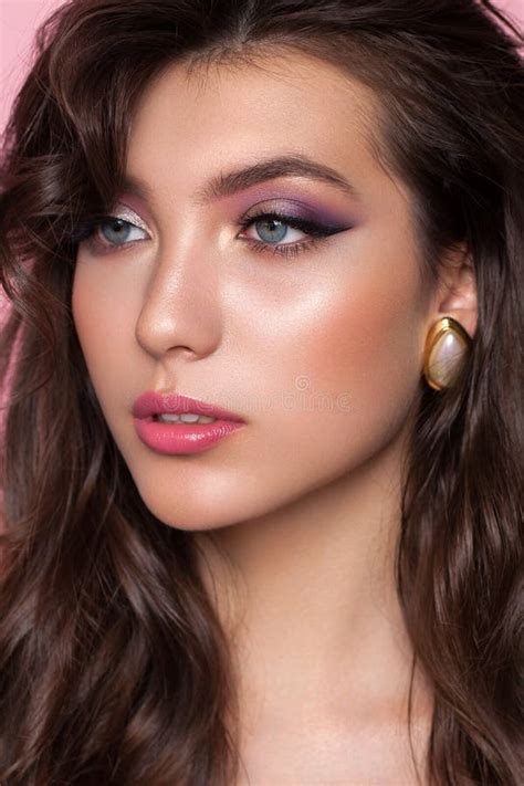 Sluit Het Portret Van Een Heel Mooi Brunette Model Met Professionele Make Up Perfecte Huid En