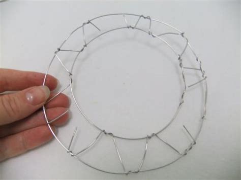 Tutorials - Twist your own Wire Wreath frame