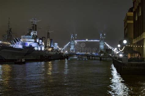 Ponte Da Torre De Londres E Hms Belfast Nos Lados Do Rio Foto De Stock