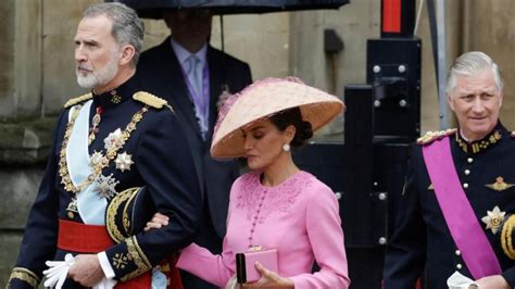 La Reina Letizia Cumple El Protocolo Y Sorprende Con Un Tocado Xxl