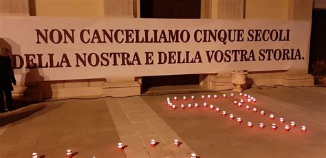 I Frati Lasciano Il Convento Di Cutro Fiaccolata Contro La Decisione