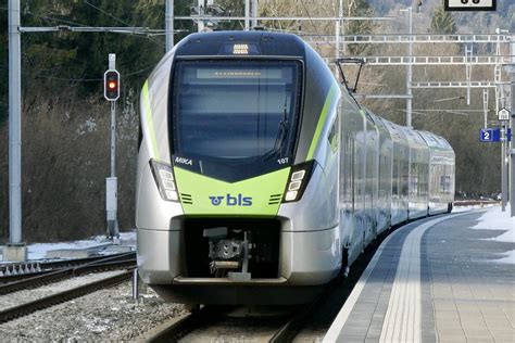 Einfahrt Der MIKA RABe 528 107 Der BLS Am 22 1 22 In Ramsei Bahnbilder De