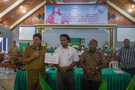 Bupati Kepulauan Yapen Serahkan Bantuan Kepada Jemaat Gki Imanuel