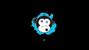 La tetona Britney Amber se masturba en el sofá XVIDEOS