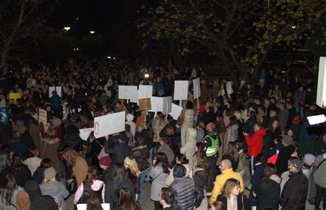 Pogledajte FOTO galeriju sa protesta Večeras je čas održan ispred škole