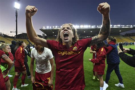 Foto E Video La Roma Femminile Alza Il Trofeo Al Cielo Dopo La