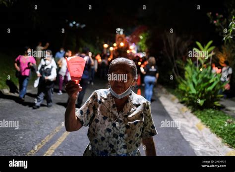 Una Mujer Participa En Una Procesión Conmemorativa Del 33rd Aniversario