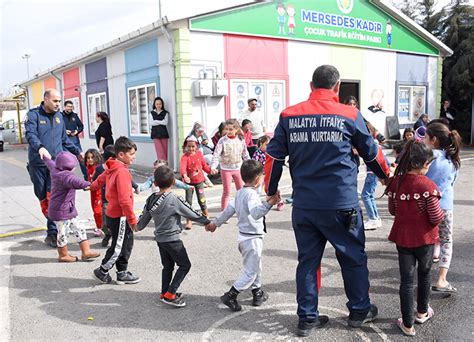 Malatya nın depremzede itfaiyeci leri çadır kentlerdeki çocuklarla