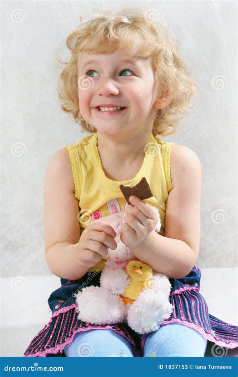 Petite Fille Boucl E Blonde Mangeant Du Chocolat Avec Le Jouet Image Stock Image Du Go T Beau