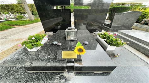 Tombe dYves RENIER cimetière nouveau de Neuilly sur Seine Paris