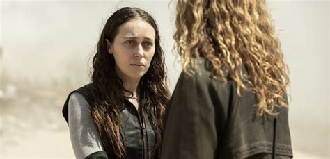 what happened to alicia in fear the walking dead