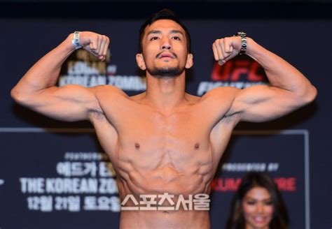 완전한 역삼각형의 몸을 보여주는 강경호 Ufc부산의 미스터 퍼펙트 포토