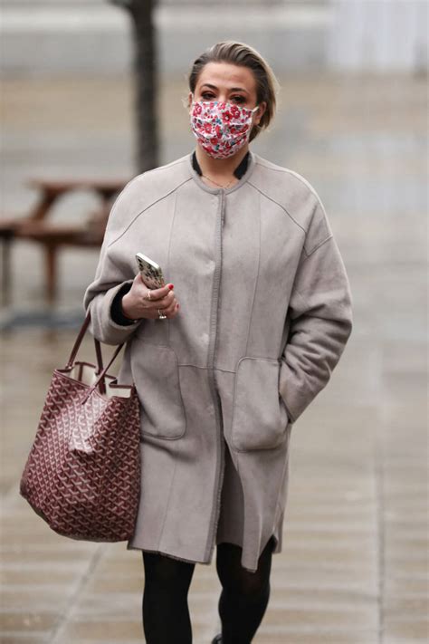 Lisa Armstrong Wraps Up Warm As She Heads Into A Studios In Leeds 03 10