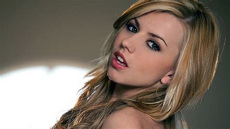 Online Crop HD Wallpaper Blonde Lexi Belle Pornstar Portrait