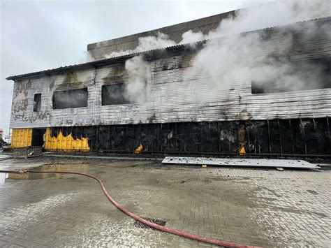 Video Incendiu Puternic La Un Depozit Din Chi In U De Pompieri I