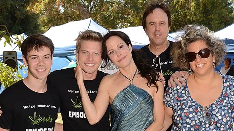 ‘weeds Sequel Series With Mary Louise Parker In The Works Mary