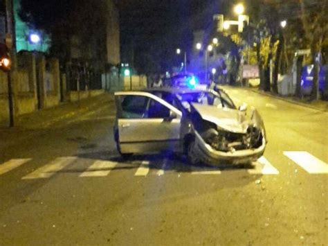 Scontro Tra Moto E Auto Nella Notte In Via Casaregis Centauro In