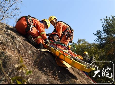 落差有十几层楼高 合肥消防在悬崖峭壁上演“极限营救”救援消防合肥市新浪新闻