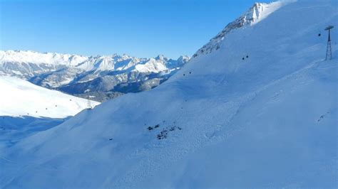 Französische Alpen Deutscher Skifahrer stürzt in Tiefe und