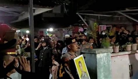 Jenazah Aipda Ahmad Karnain Dimakamkan Secara Kedinasan Di Tpu Lampung