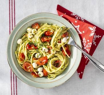 Christmas Eve Pasta with Grape Tomatoes and Mozzarella | Giant Food