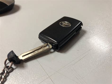 Замена батарейки в ключе — Toyota Auris (1G), 1,6 л, 2008 года | своими ...