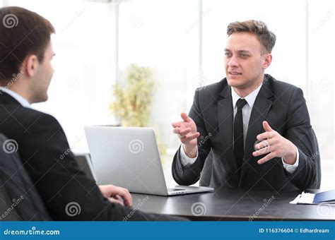 O Alto Diretivo Conduz A Entrevista O Empregado Novo Foto De Stock