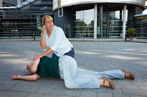 Erste Hilfe Leisten Kann Nur Wer Selbst Einen K Hlen Kopf Bewahrt