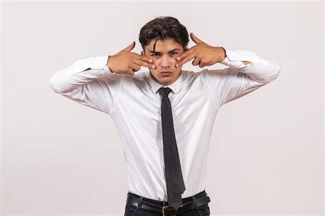 Vue De Face Employ De Bureau Masculin Posant Sur Un Mur Blanc Travail