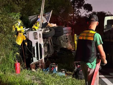 Tombamento de carreta deixa motorista preso às ferragens na BR 470 em