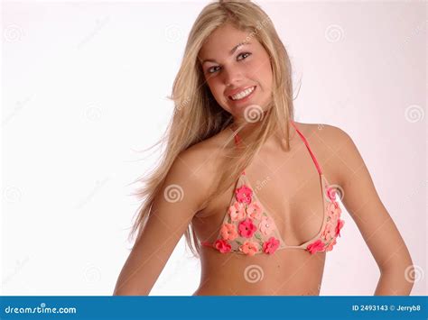 Heureux Dans Le Bikini Neuf Image Stock Image Of Charme Ajustement
