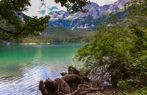 No non è una spiaggia famosa questo lago italiano fa sognare è uno