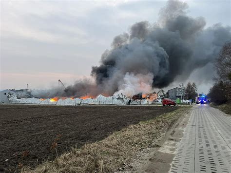 Pożar hal zakładu meblarskiego w Kaninie Remiza pl Polski Serwis